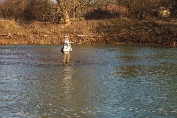 Una Mujer Atractiva Joven Está Pescando Con Spinning Parado Río — Foto de Stock