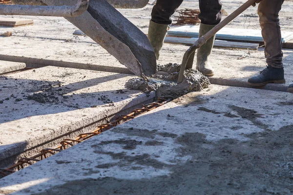 Pekerja Menuang Yayasan Untuk Pembangunan Bangunan Perumahan Menggunakan Pencampur Beton — Stok Foto