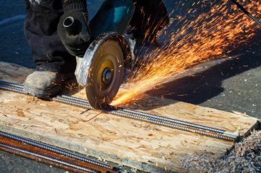 Çelik endüstrisinin elektrik esnemesiyle kesilmesi