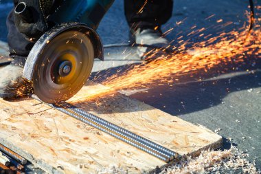 Çelik endüstrisinin elektrik esnemesiyle kesilmesi