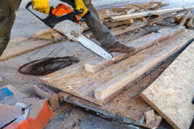 Adam panoları testere ile kesme