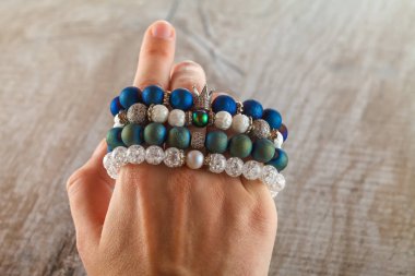 Güzel mücevher doğal taşlar ve zarif aksesuarlar bir WOMANS el yapılmış