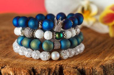 Doğal taşlar ve enfes aksesuarlardan yapılmış güzel takılar