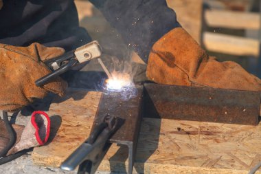 Bir fabrikada kaynak işçisi. Endüstriyel bir tesisi üzerinde kaynak.