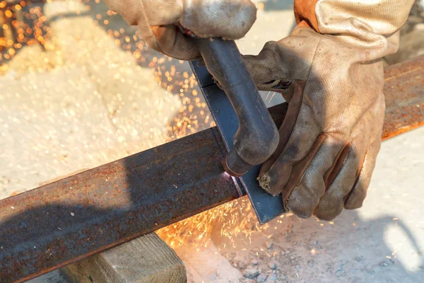 Cięcie plazmowe elementów konstrukcji stalowych z blachy stalowej ciężkiej — Zdjęcie stockowe