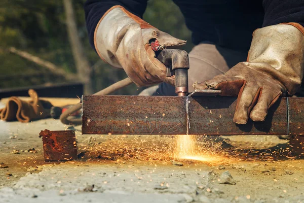 Plasma cutting of work pieces of steel structures from heavy steel plate