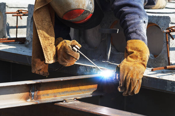 Рабочая сварка на заводе. Сварка на промышленном предприятии
.