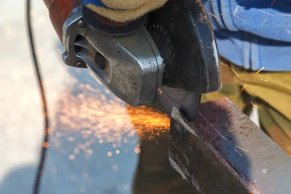 Çelik endüstrisinin elektrik esnemesiyle kesilmesi — Stok fotoğraf