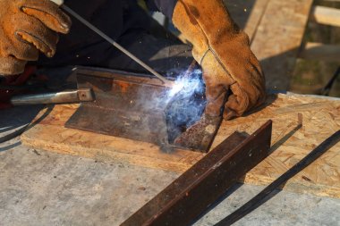 Bir fabrikada kaynak işçisi. Endüstriyel bir tesisi üzerinde kaynak.