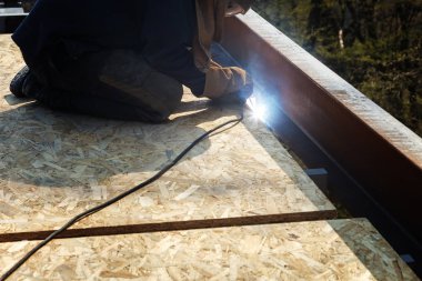 Bir fabrikada kaynak işçisi. Endüstriyel bir tesisi üzerinde kaynak.