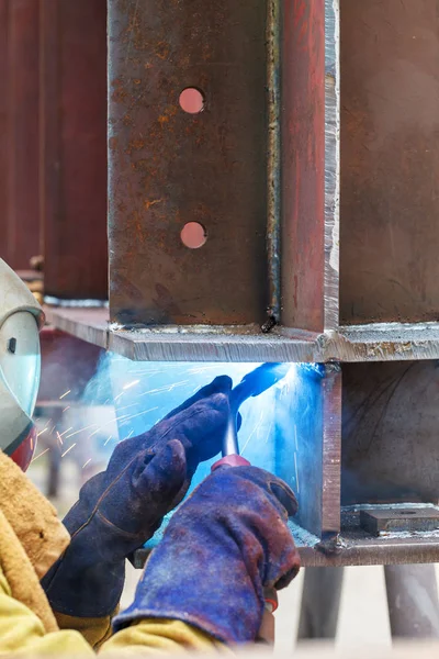 Soldadura de trabajadores en una fábrica. Soldadura en una planta industrial . —  Fotos de Stock