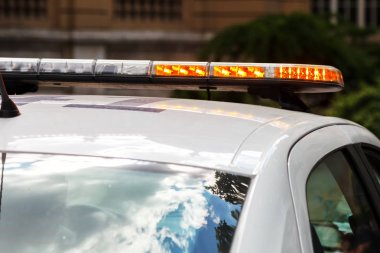 Strobe ışık turuncu yanıp söner, bir polis arabası üzerine monte