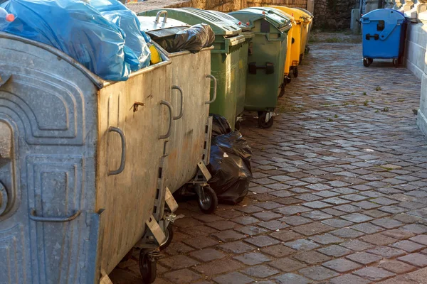 Kosze na śmieci ustawiają się w kolejce na ulicy mieszkalnej. — Zdjęcie stockowe