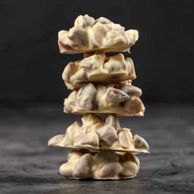 Çikolatalı turon. Sütlü çikolatalı badem kulesi. Bademli ev yapımı şekerler.