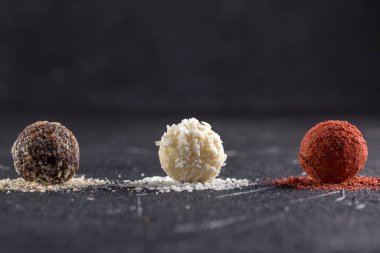 Çeşitli dolgularla el yapımı tatlılar. Özel bir el yapımı tatlı şekerlemesi çeşitleri mevcuttur.