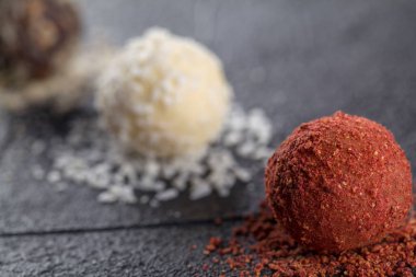 Çeşitli dolgulu tatlı şekerler. Sadece elle yapılan çeşitli tatlılar ve çeşitli dolgular.