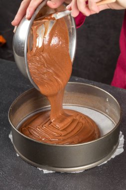 Pasta şefi karıştırdıktan sonra pişirmek için hamur topluyor.