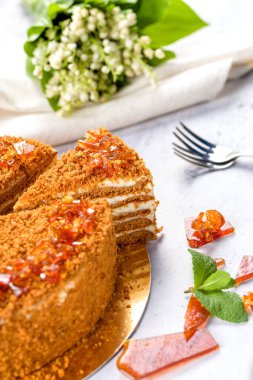 Ballı kek. Ev yapımı pişirme konsepti. Keki kes ve dilimle. Ev yapımı ballı kek.