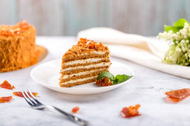 Ballı kek. Ev yapımı pişirme konsepti. Keki kes ve dilimle. Ev yapımı ballı kek.