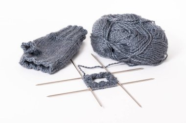 Örgü şişleri, yün yumağı, beyaz arka planda izole edilmiş hazır eldiven..