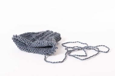 Örgü örmeye başla. Beyaz arkaplanda gevşek eldiven izole edildi.