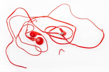 Beyaz arka planda kulaklıklar. Kulaklıkları yırtılmış. Elektronik cihazların tamiri. Kırık kablo.