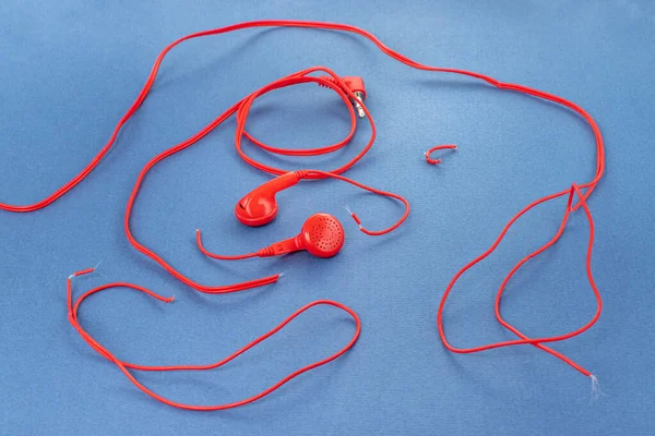 Kopfhörer Auf Blauem Hintergrund Zerrissene Kopfhörer Reparatur Von Elektronischen Geräten — Stockfoto
