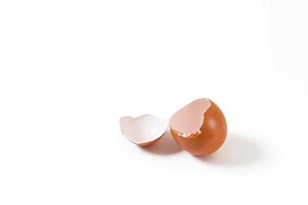 Huevo Roto Pollo Sobre Fondo Blanco —  Fotos de Stock
