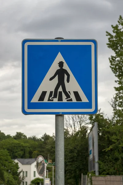 灰色の空の背景に広場歩行者横断標識 — ストック写真