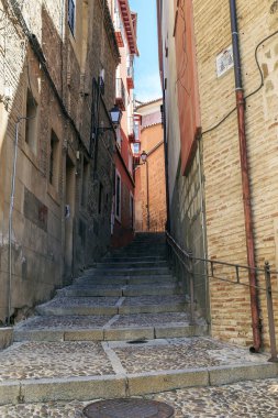 Toledo, İspanya - 25 Mayıs 2017: Bir ortaçağ şehrin en eski dar laynes biridir.