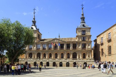 Toledo, İspanya - 25 Mayıs 2017: Bu Plaza del Ayuntamiento içinde belediye binasının Ortaçağ bir yapıdır.