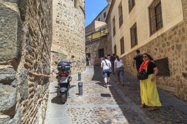 Toledo, İspanya - 25 Mayıs 2017: Bunlar bir ortaçağ şehrin en eski sokaklarında biri üzerinde tanımlanamayan turistler..