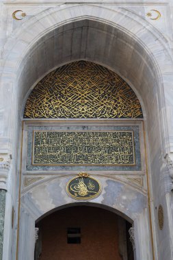 Istanbul, Türkiye - 11 Eylül 2017: Kaligrafi yazıtlar ve tuğra Topkapı Sarayı İmparatorluk kapıya bitti.