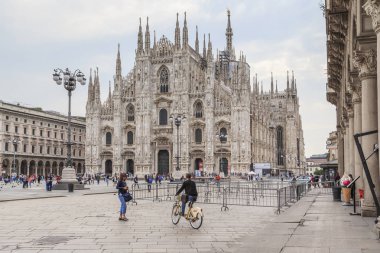 Milan, İtalya - 19 Mayıs 2018: Doğuş Meryem Ana (Duomo Cathedral olduğunu).