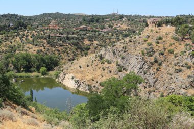 Toledo, İspanya - 25 Mayıs 2017: Bunlar şehrin doğal bir sınır olarak Zarflama Tagus Nehri ötesinde yer alan kentin çevresi..