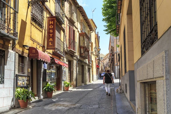 Toledo, İspanya - 25 Mayıs 2017: Bir ortaçağ şehrin en eski sokaklarında biridir.
