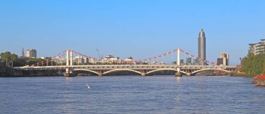 London, Büyük Britanya - 18 Mayıs 2014: The Chelsea Bridge karşısında Thames şehir batı kesiminde bir çelik yolu köprüsü bulunmaktadır.