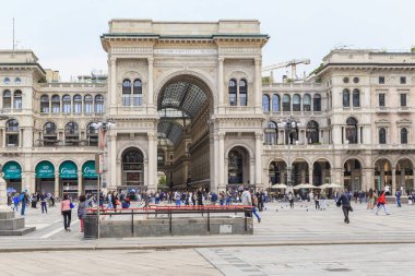 Milan. İtalya - 19 Mayıs 2018: Galeri Victor Emmanuel II arcades Avrupa'nın alışveriş ilk ve en büyük moda biridir.