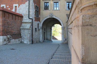 Krakow, Polonya - 29 Nisan 2012: Wazow geçit Wawel kalenin surlarının unsurlardan biri olduğunu en eski hayatta kalan kapısı olduğunu.