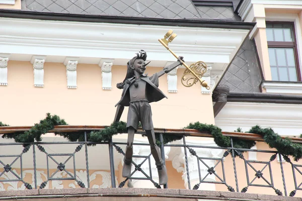 Kiev Ukrayna Nisan 2012 Bir Heykel Pinokyo Ile Altın Anahtar — Stok fotoğraf