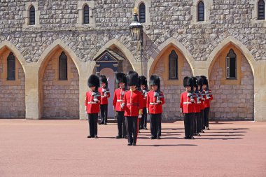 Windsor, Büyük Britanya - 19 Mayıs 2014: Kraliyet Muhafızları bekçi Windsor Sarayı, değişen Tören başlamak için sıralanır.