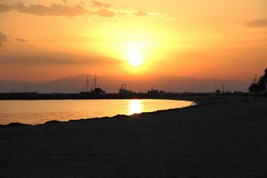 Nea Kallikratia, Yunanistan - 25 Eylül 2012: Günbatımında Ege Denizi üzerinde bir küçük Yunan sahil köyü bağlantı noktasıdır.