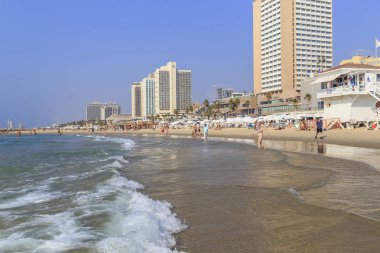 Tel Aviv, İsrail - 19 Eylül 2017: Bu hat kentsel plajların şehrin modern mesire yanında mı.