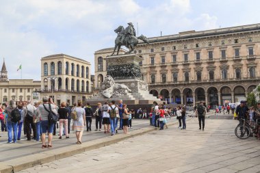Milan, İtalya - 10 Mayıs 2018: Orada tanımlanamayan turist Katedral Meydanı'nda Kral Victor Emmanuel II Anıtı.