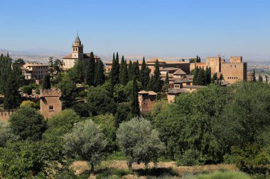 Granada, İspanya - 20 Mayıs 2017: Alhambra bir mimari park ensemble şehrin doğu kısmında dağlık bir terasta yer alan ve.