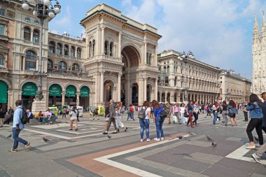 Milan. İtalya - 10 Mayıs 2018: Galeri Victor Emmanuel II arcades Avrupa'nın alışveriş ilk ve en büyük moda biridir.