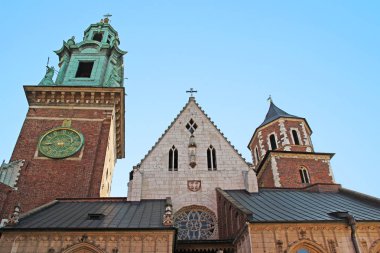 Krakow, Polonya - 29 Nisan 2012: Bu Aziz Stanislaus Katedrali ve Wenceslas Wawel Castle üst olduğunu.