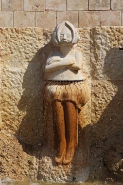 Tel Aviv, İsrail - 17 Eylül 2017: Virgin heykel çeşme zodyak işaretleri eski Jaffa içinde bir parçası olduğunu.