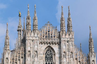 Milan, İtalya - 10 Mayıs 2018: Bunlar spiers İsa'nın doğuşu katedralin Meryem Ana (Duomo) - iyi İtalyan gotik bir parçası..