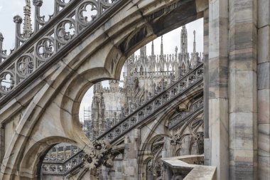 Milan, İtalya - 17 Mayıs 2018: Bu bir spiers üzerinde counterforts ile İtalyan gotik mimari inceliklerini hakkında bir fikir verir Milan Katedrali gibi.